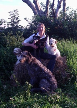 Claudia Blöthe mit Terriern und Deerhound